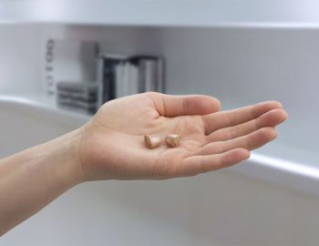 Oticon_Opn_IIC_beige_in-hand